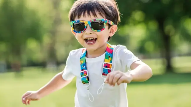 Stylische Brillenbänder für Kinder halten Brillen sicher und setzen modische Akzente