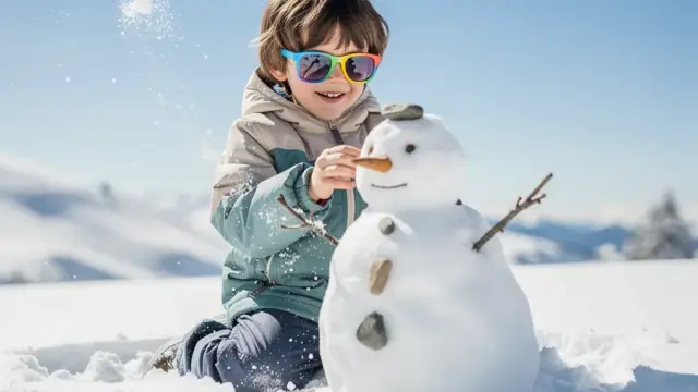 Izipizi Sonnenbrille Kinder schützt vor UV-Strahlen an strahlenden Wintertagen im Schnee