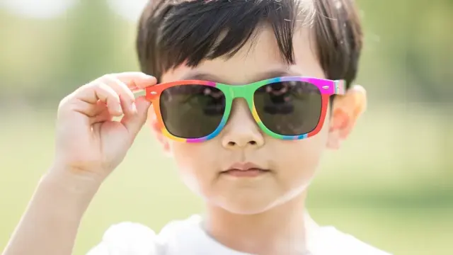 Bügellänge und Nasensteg beeinflussen Passform von Kinder Sonnenbrillen entscheidend