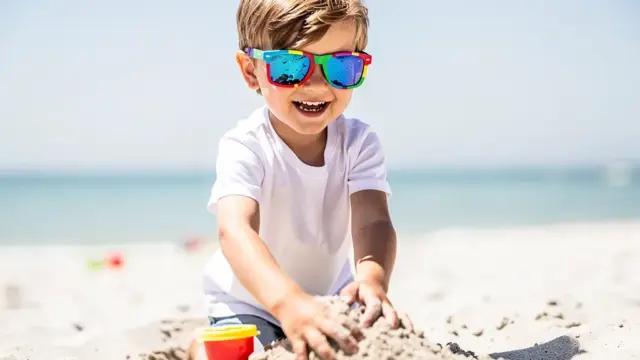 Kinder-Sonnenbrille gemäß Norm EN ISO 12312-1 mit 100% UV-Schutz