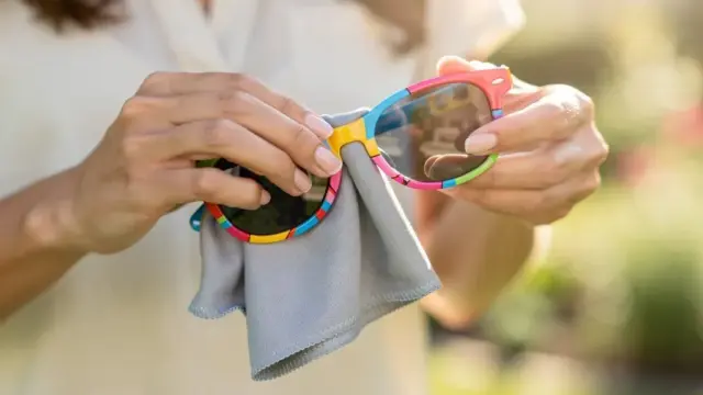 Pflegehinweise für Kinder-Sonnenbrillen: Reinigung und Schutz Tipps für Eltern