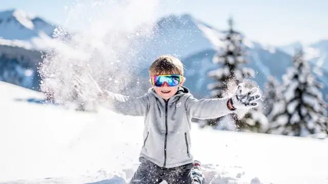Kinder Sonnenbrillen im Winter schützen empfindliche Augen vor blendendem Licht im Schnee