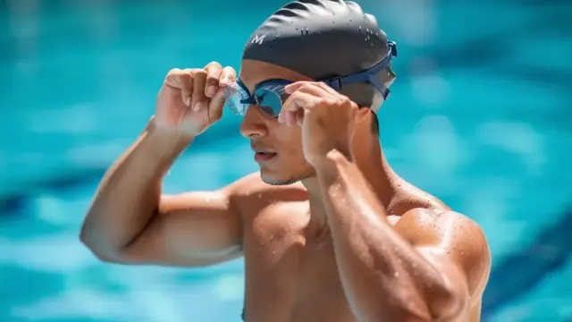 Vergleich von Schwimmbrille und Sonnenbrille für optimalen Schutz im Wasser