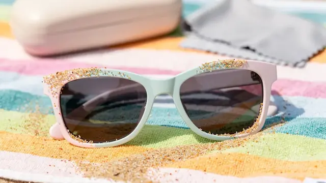 Sonnenbrille für Kinder mit Schutz vor Kratzern in der richtigen Aufbewahrung