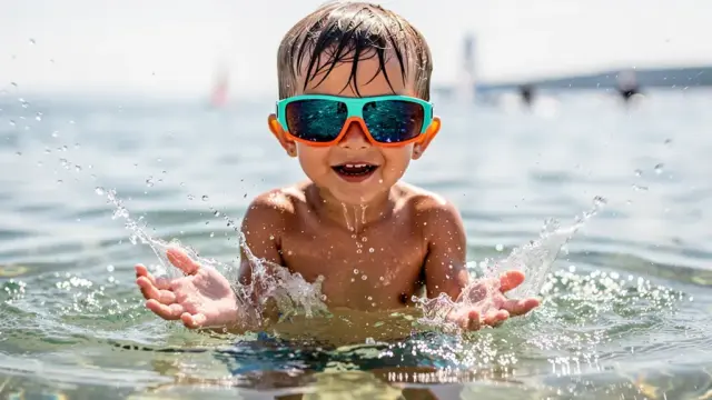 Robuste Sonnenbrille für Kinder beim Wassersport schützt vor UV-Strahlen und Gischt