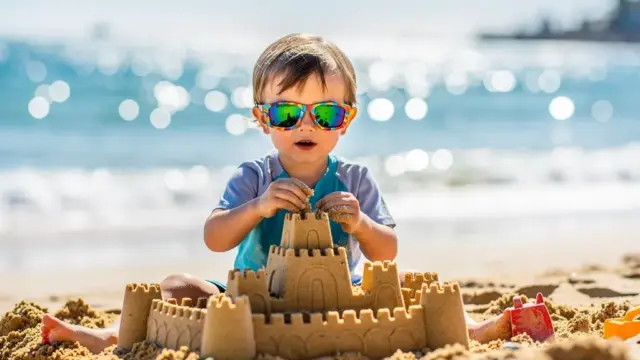 Sonnenbrille für Kinder schützt empfindliche Augen vor UV-Strahlung am Strand