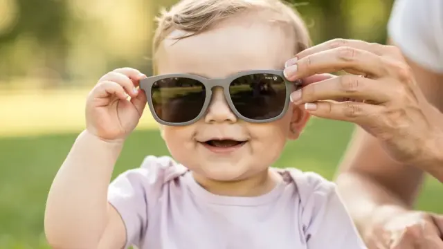 Sonnenbrille für Kleinkinder schützt effektiv vor UV-Strahlen und sorgt für Sicherheit beim Spielen