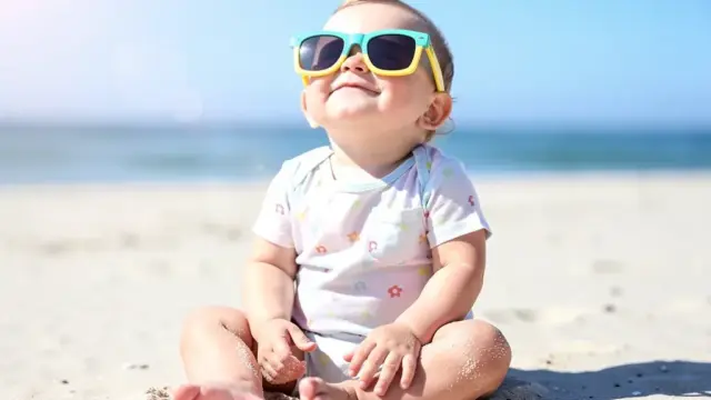 Sonnenbrille für Kleinkinder mit UV-Schutz in stilvollem Design