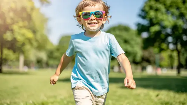 Kinder mit Sonnenbrillen genießen sicheren UV-Schutz im Freien bei Sonnenschein