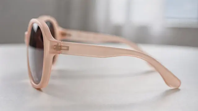 Kindersonnenbrille mit flexiblen Bügeln auf hellem Untergrund – Thema: sichere und alltagstaugliche Sonnenbrillen für Kinder