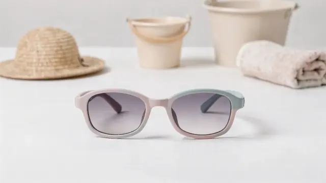 Kindersonnenbrille mit flexiblen Bügeln auf hellem Tisch, passend zum Thema Sicherheit für Kinder