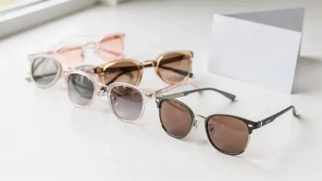 Kindersonnenbrillen auf hellem Untergrund als Beispiel für schadstofffreie Kindersonnenbrille
