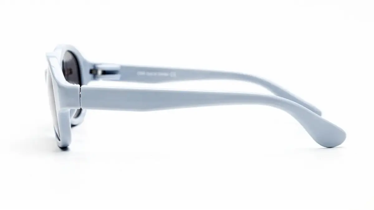 Kindersonnenbrille-Bügel mit flexiblen Scharnieren und abgerundeten Kanten für sicheren Sitz