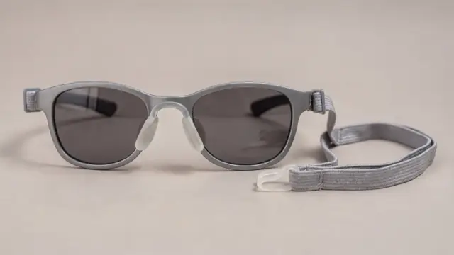 Kindersonnenbrille mit flexiblem Band und Nasenpads für sicheren Sitz auf dem Kindergesicht