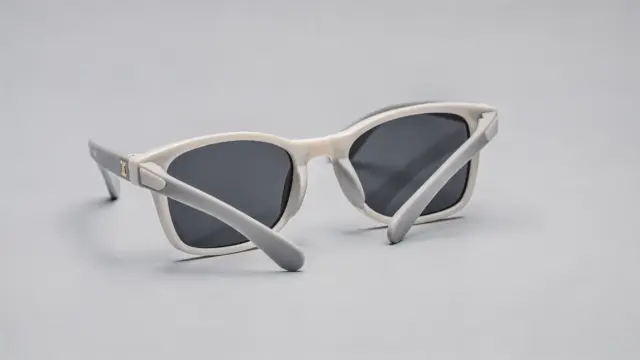 Kindersonnenbrille mit breiten Bügelenden als Detail zur sicheren Passform.