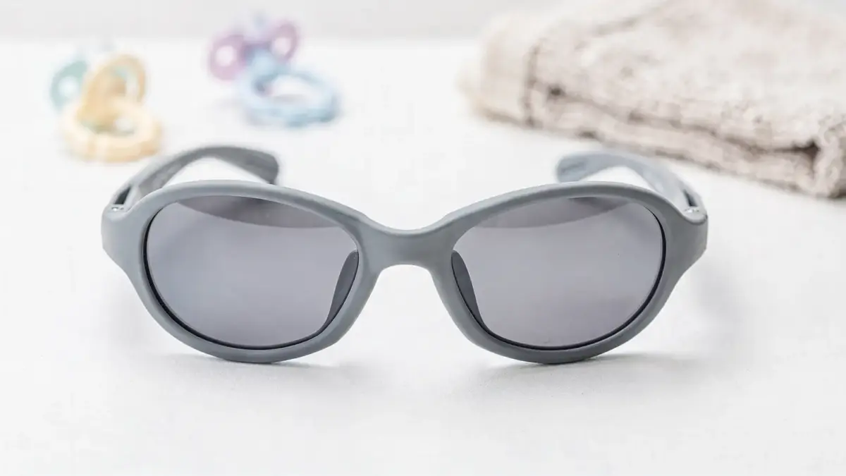 Verstellbare Baby Sonnenbrille mit flexiblen Bügeln auf hellem Hintergrund zum Thema Baby Sonnenbrille verstellbar