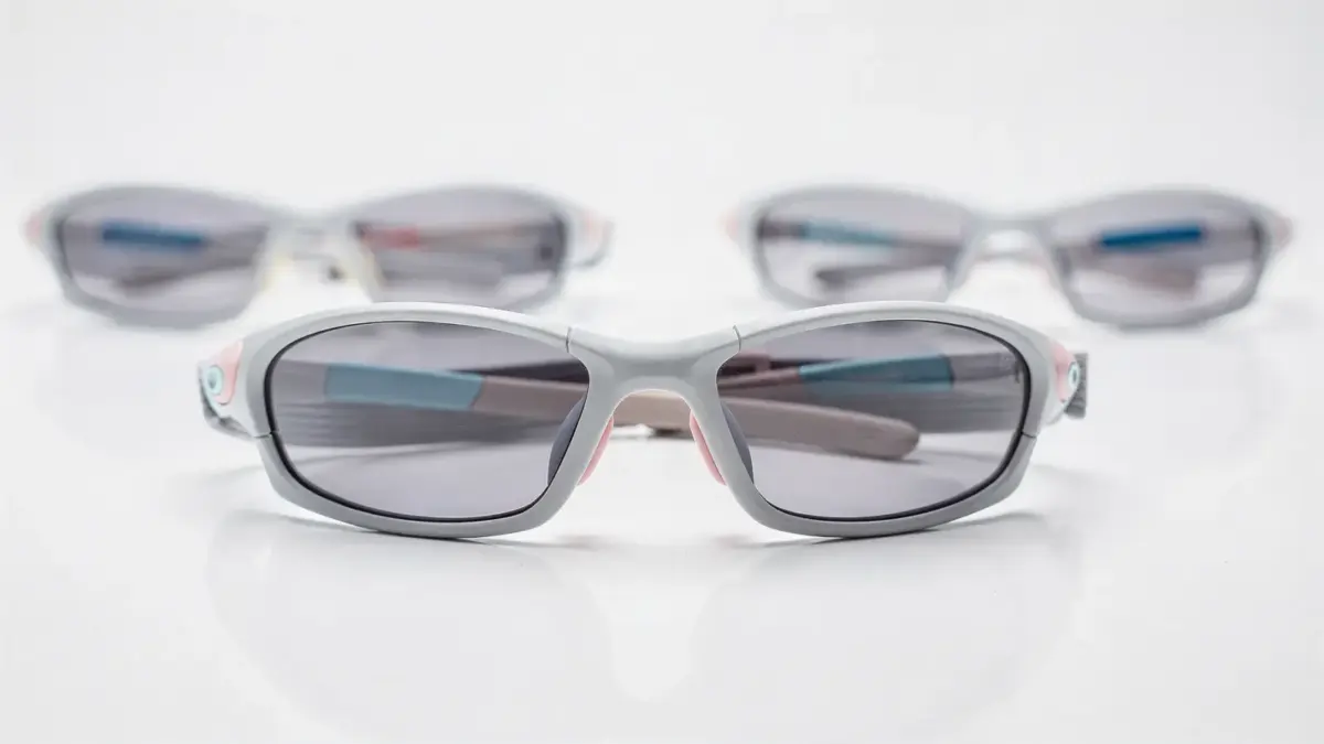 Kindersonnenbrille für Sport mit Brille, Band und leichtem Material auf hellem Untergrund