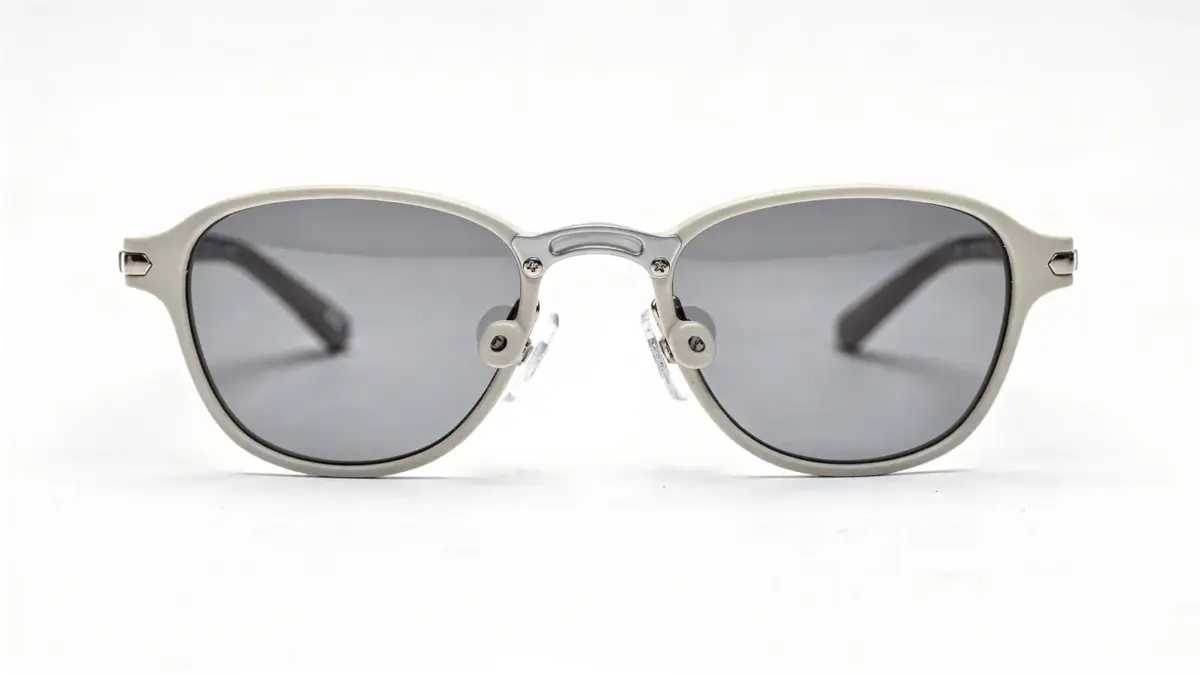 Kinder-Sonnenbrille mit Nasenpads als Thema zu verbessertem Sitz bei Kindern