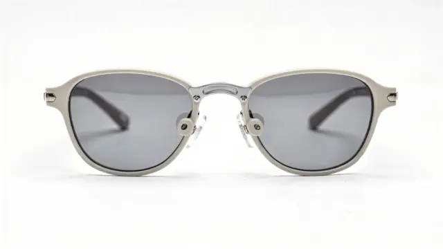 Kinder-Sonnenbrille mit Nasenpads als Thema zu verbessertem Sitz bei Kindern