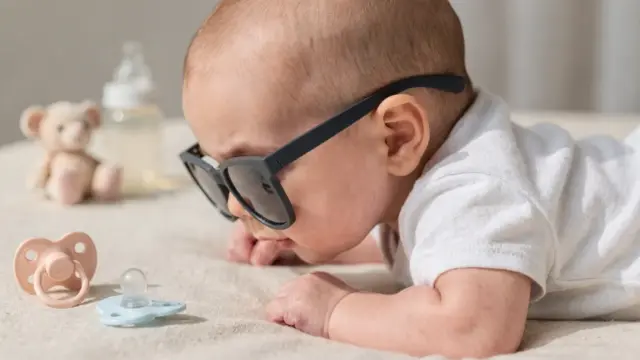 Baby mit gut sitzender Sonnenbrille, passend zum Thema Baby-Sonnenbrille rutscht