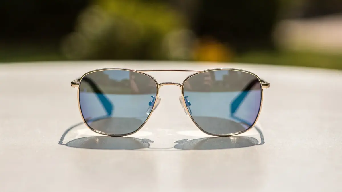 Spiegellglas-Sonnenbrille auf einem Tisch im Sonnenlicht zur Reduzierung von Blendung und zum Schutz der Augen