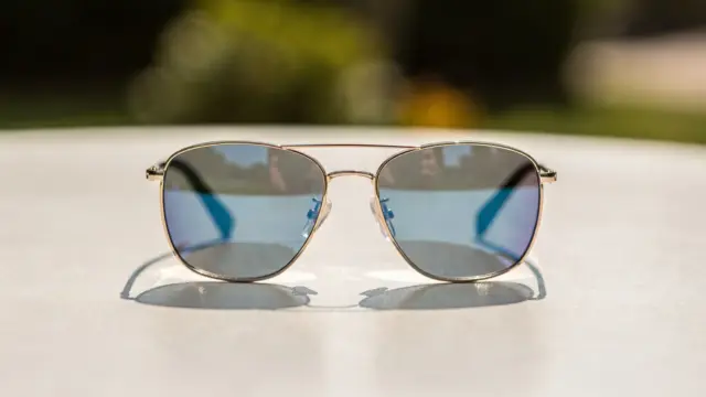 Spiegellglas-Sonnenbrille auf einem Tisch im Sonnenlicht zur Reduzierung von Blendung und zum Schutz der Augen