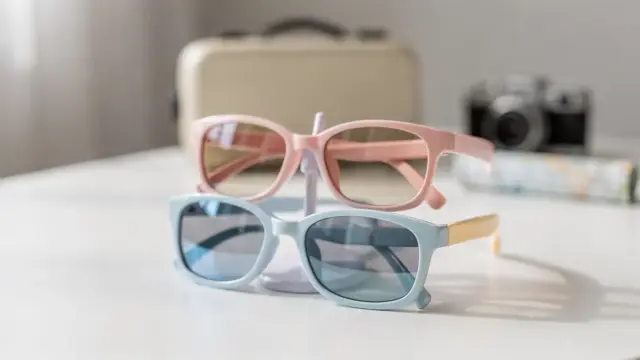 Kindersonnenbrille mit verschiedenen Tönungen für wechselnde Lichtverhältnisse auf Reisen