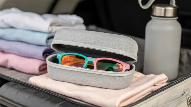 Kindersonnenbrille in Etui in einer Tasche aufbewahrt, geschützt unterwegs