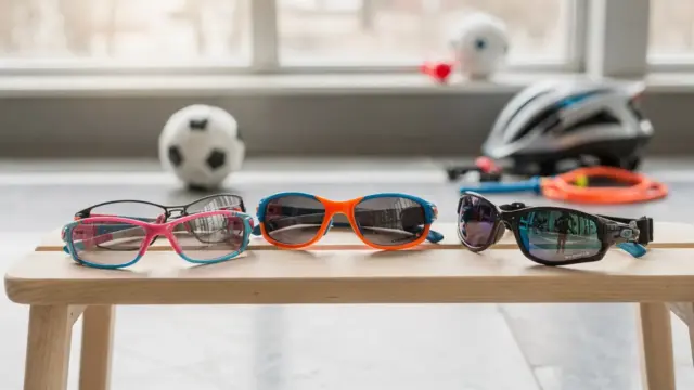 Kindersport-Sonnenbrillen mit Schutzgläsern auf einem Tisch für den Sport