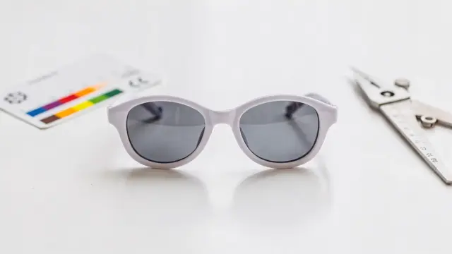 Kindersonnenbrille mit UV-Testkarte und Messwerkzeug zum Thema UV-Schutz und EN ISO 12312-1