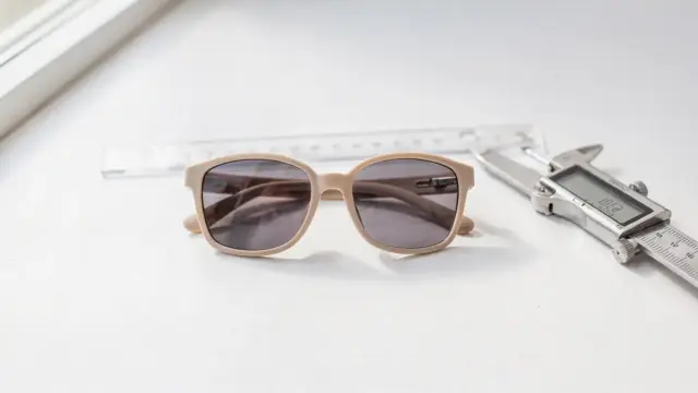 Kindersonnenbrille mit Maßband und Messschieber zur Rahmenbreite messen