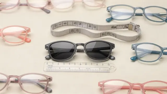 Kindersonnenbrille für schmales Gesicht auf neutralem Hintergrund