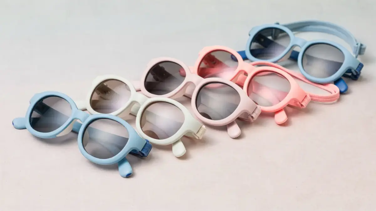 Bügel einer Kindersonnenbrille mit flexiblen und verstellbaren Elementen für kleine Kinder