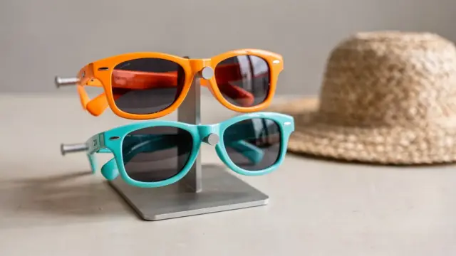 Kindersonnenbrille mit bruchsicheren Gläsern auf neutralem Untergrund