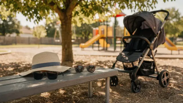Kindersonnenbrille und Sonnenhut im Schatten: UV-Schutz für Kinderaugen