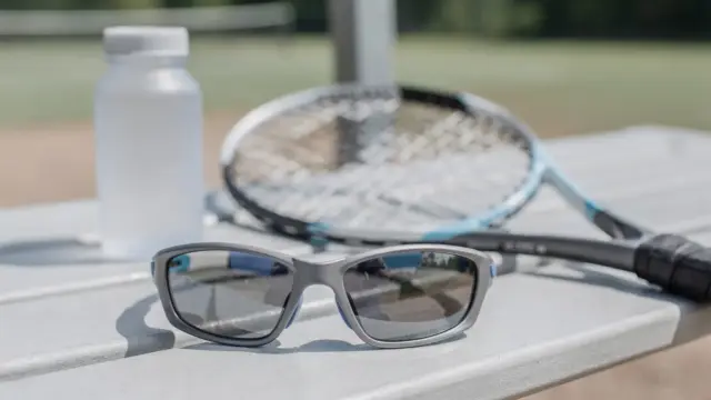 Kinder-Sportbrille mit UV400-Schutz in einer sportlichen Umgebung
