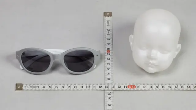 Babysonnenbrille mit Maßband und Kopfform zur Größenwahl für Babys